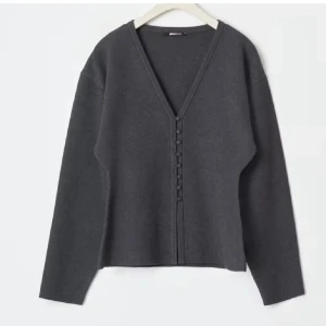 Mörkgrå kofta med knappar från Gina Tricot - Säljer denna figursydda kofta från Gina Tricot. Använd Max 3 gånger, alltså väldigt bra skick. Koftan är slutsåld på hemsidan