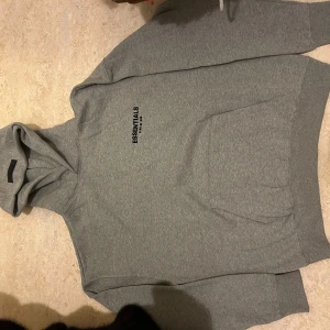 Essentials Fear of god hoodie - Säljer denna snygga, bekväma, varma essentials hoodie i storlek M, hoodien har använts bara en säsong och det var under 2024 vintern men nu väljer jag att sälja det. Pris kan diskuteras!! Tveka inte att skriva!! 