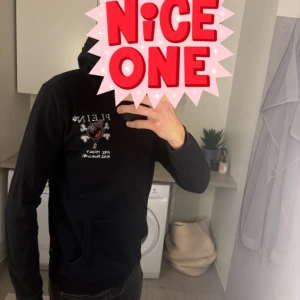 Svart hoodie från Philippe Plein - Svart hoodie från PP med coolt tryck och texten 'More Money More Problems' på bröstet. Märket är dekorerat med små stenar och ett grafiskt motiv av en björn med dollartecken. Klassisk känguruficka och huva. Perfekt för dig som gillar streetwear.  **Storlek junior, lite liten på mig som är 195 77 kg, passar nog bra runt 180-190.