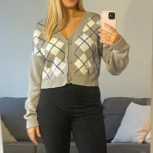 Rutig stickad från Hollister! - Säljer en mysig stickad tröja från hollister, funkar även att ha som kofta och den är rutig på framsidan men inte baksidan. Super fint skick och i storlek M men passar även S! 😊