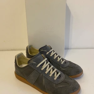 Maison margelia gats  -  Grå Maison margelia skor 🍂- det perfekta skorna för varje dag till ett grymt pris. Givetvis äkta , storlek 43 passar även 44. Sjukt bra skick väldigt sparsamt använda inga riktiga skavanker. Skick 9/10 box och dustbags ingår !