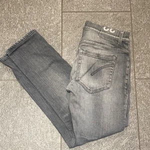 Dondup jeans - Dondup jeans, nya modellen! Riktigt snygg tvätt/slitningar. Storleken är 32. Defekt vid skrevet men gör enkelt att laga. 