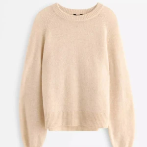 Stickad ljusbeige tröja - Från Lindex. Kostar 560kr på Lindex hemsida. Storlek: XS. Helt oanvänd. Blandning på polyester, mohair och ull💞