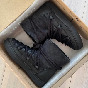 Inuikii vinterskor med paljetter  - Säljer dessa inuikii skor i storlek 37. Super fint skick, knappt använda (se sulans undersida på sista bilden.) Kartong medföljer. Perfekta skor inför vintern. Säljer fler inuikii vinterskor i min profil. 🙌