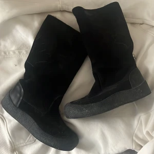 Svarta mockastövlar från Canada Snow - Säljer ett par svarta stövlar från Canada Snow, storlek 37. Nypris 1700kr