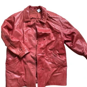 Skinnjacka - Röd skinnjacka med rutigt mönster inuti. I väldigt bra skick. 