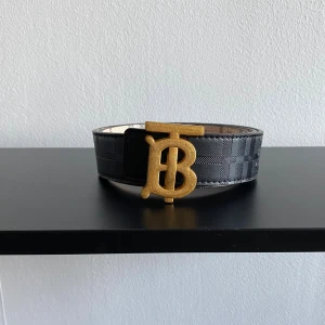 Burberry bälte  - Burberry bälte med snygg och unik design. Storlek 110. Helt by aldrig använd. Postar inom 24 timmar. Kan mötas upp i Stockholm. Skriv gärna för fler frågor eller bilder.