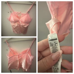 Rosa satinsleep-shorts med spets - Supersöta ljusrosa shorts i satin från Censored med bred resår i midjan och fina spetsdetaljer längs kanterna. Mjukt och glansigt material som känns lyxigt mot huden. Perfekta för dig som vill ha något gulligt och bekvämt att chilla i.