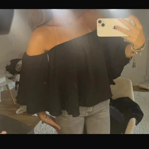 Svart offshoulder blus  - Super fin blus som passar perfekt till festligare tillfällen💞passar xs lika bra 🥰