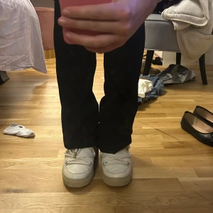 Inuikii - Inuikii skor i modellen full leather wedge, alltså i klack modellen (skon är upphöjd i hälen därbak inuti) nypris 3900kr. Använda men inte som syns supertydligt❤️😊 skriv vid fler frågor 