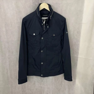 J Lindberg Bailey jacka - Riktigt snygg och eftertraktad J Lindberg bailey jacka. Storlek M. Nyskick. Modellen är 185. 