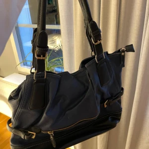 Y2K vintage handväska  - Jättefin blå svart handväska, är använd så den har lite sprickor men tillför bara till ”vintage” looken. Pris kan diskuteras.