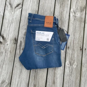 Replay Hyperflex Anbass jeans blå helt nya - Skick: 10/10 helt nya || pris: 749kr || modellen heter anbass || Storlek W33 L32 || Ifall du har några frågor är det bara att höra av dig! Mvh Partille closet