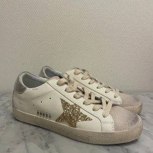 Golden Goose skor - Golden Goose skor i storlek 37 dam. Knappt använda och i superfint skick. Äkthetsbevis hittar du på sista bilden. Tveka inte att höra av dig om du har några frågor! 