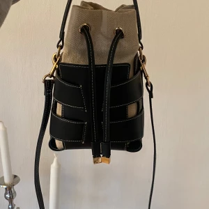 HM bucketbag  - Populär väska från HM, slutsålt överallt. Använt ett par gånger bara 🥰