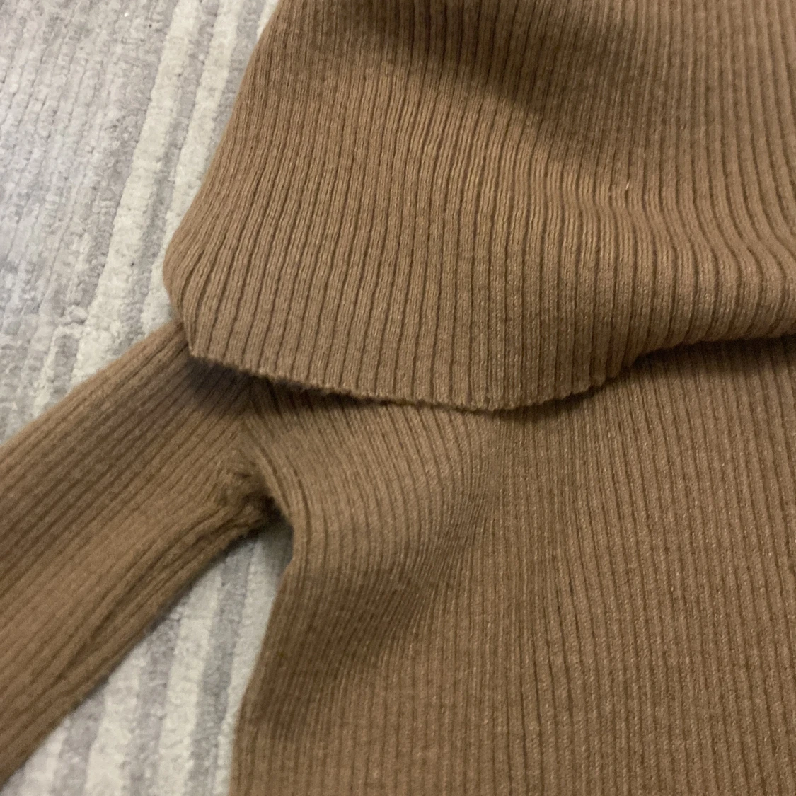 Ribbad brun stickad klänning - 1