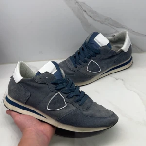 Philippe model trainers  - Philippe model trainers, i unik mocka model. Den enda defekten är ett litet hål på sidan (Bild 4) men det är inte märkvärdigt. Perfekta inför höst och vinter. Hör av dig vid funderingar🙌