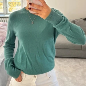 Kashmirtröja  - Supermjuk turkos tröja i 100% kashmir med rund halsringning och långa ärmar. 