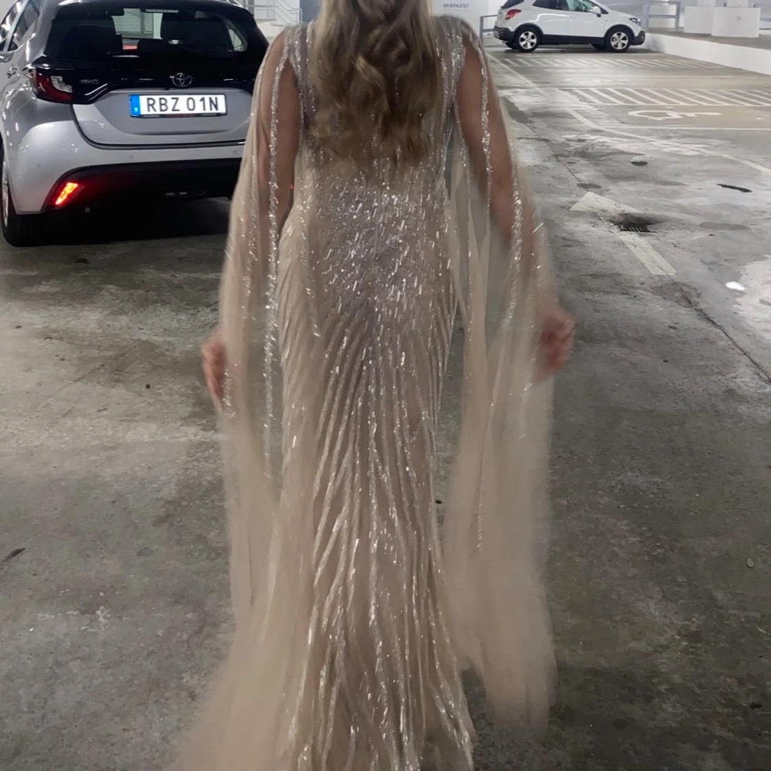 Champagnefärgad glittrig långklänning - 4