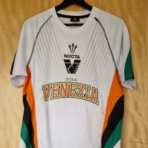 Venezia fotbollströja 25-26 - Venezia fotbollströja 25-26. Helt ny med tag. Storlek: Small