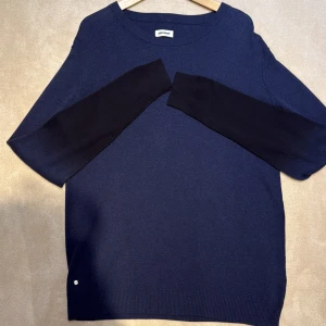Zadig Voltaire sweatshirt - Säljer nu denna feta Zadig Voltaire sweatshirt. Den är bara testad så i nyskick. Nypris ligger på    3 tusen mitt pris 950. Den fadar till svart i armarna och är en limiterad tröja. Bara att höra av er vid frågor mvh Liam😁
