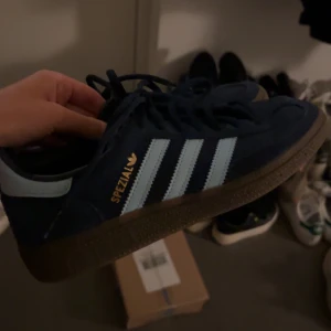 Blå adidas skor - Blå fina adidas ”spezial” skor, helt nya!! Pris kan diskuteras💗