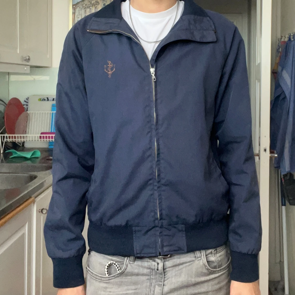 Mörkblå vindjacka med dragkedja