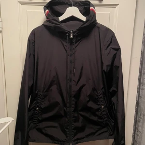 Moncler windbreaker - Tjoo, säljer en fet moncler windbreaker till dunderpris💯💯‼️ 100% äkta✅✅ fler bilder på tags och äkthetsbevis finns✅✅Skick 9/10✅✅ DMa📩 vid minsta fundering eller prisförslag🤗🤗Moncer windbreaker jacka tunn höst Shell puffer maya vindjacka woolrich