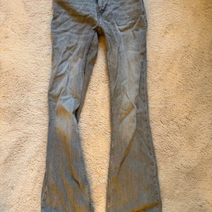 Grå bootcut jeans från 157 - Snygga grå jeans från 157 med bootcut passform. Storlek S length full, säljer pga att de tyvärr är för små men väldig fina jeans😍