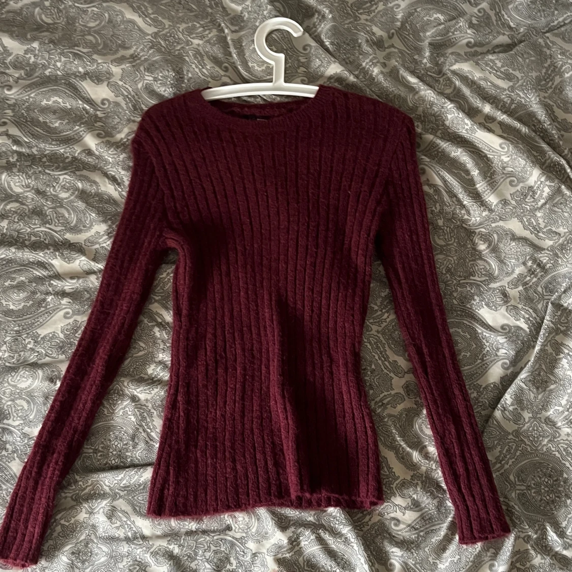 Vinröd stickad tröja från bikbok 