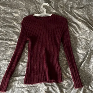 Vinröd stickad tröja från bikbok  - Helt oanvänd med taggen kvar stickad tröja från bikbok som aldrig används👍🏼😊