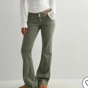 Gröna jeans från Nelly - Säljer dessa jättesnygga gröna jeansen från Nelly💗