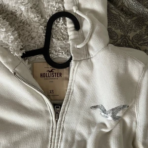 hollister zip up - Skitsnygg hoodie från hollister i storlek xs med fluff i luvan och glittrigt märke. Varm och snygg till vintern😊🙏