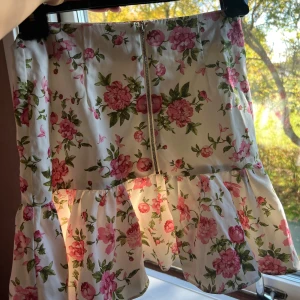 Stor pakke med kläder selges rimelig! - Stor låda med fina kläder i storlek S säljs tillsammans. Det finns toppar, shorts, kjolar, byxor, tröja, 3 par tofflor, bikinis, en väska och diverse annat. Ett riktigt bra köp!