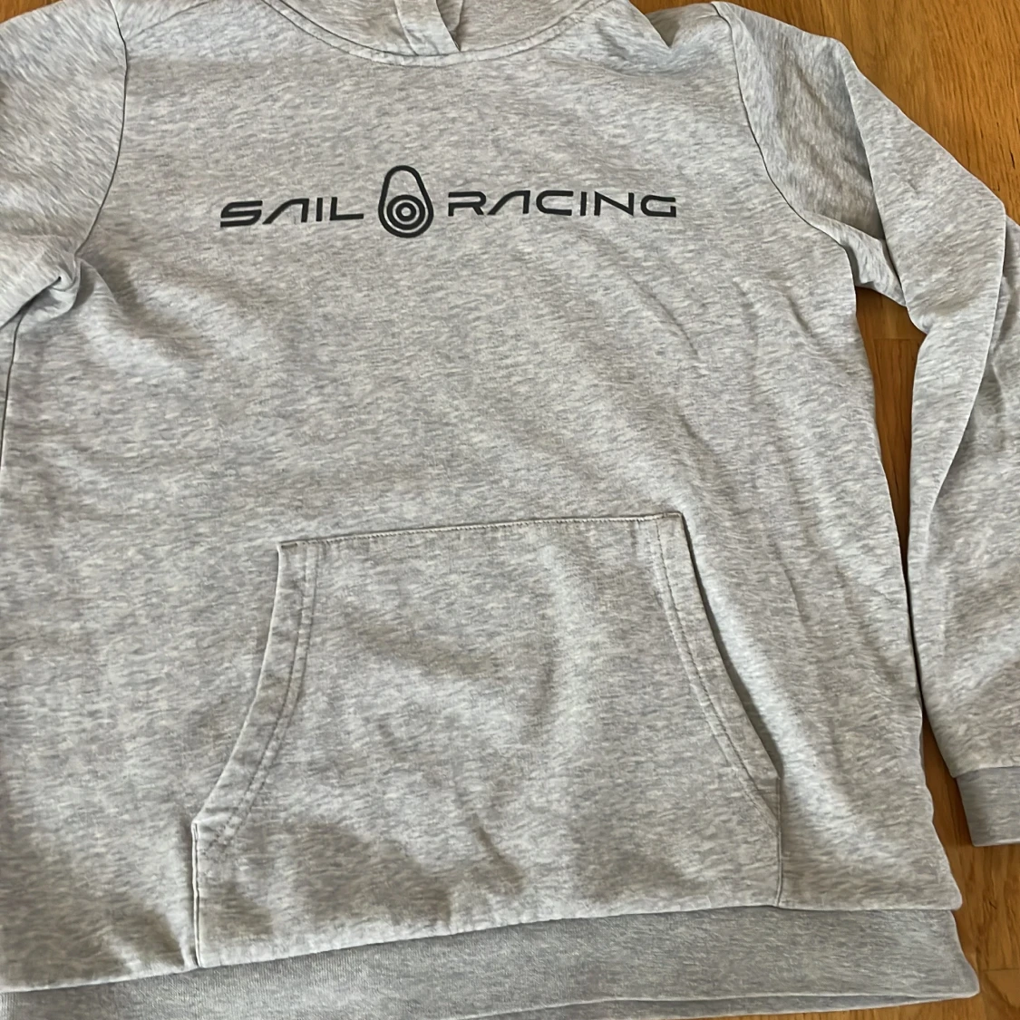 Grå hoodie från Sail Racing - 1