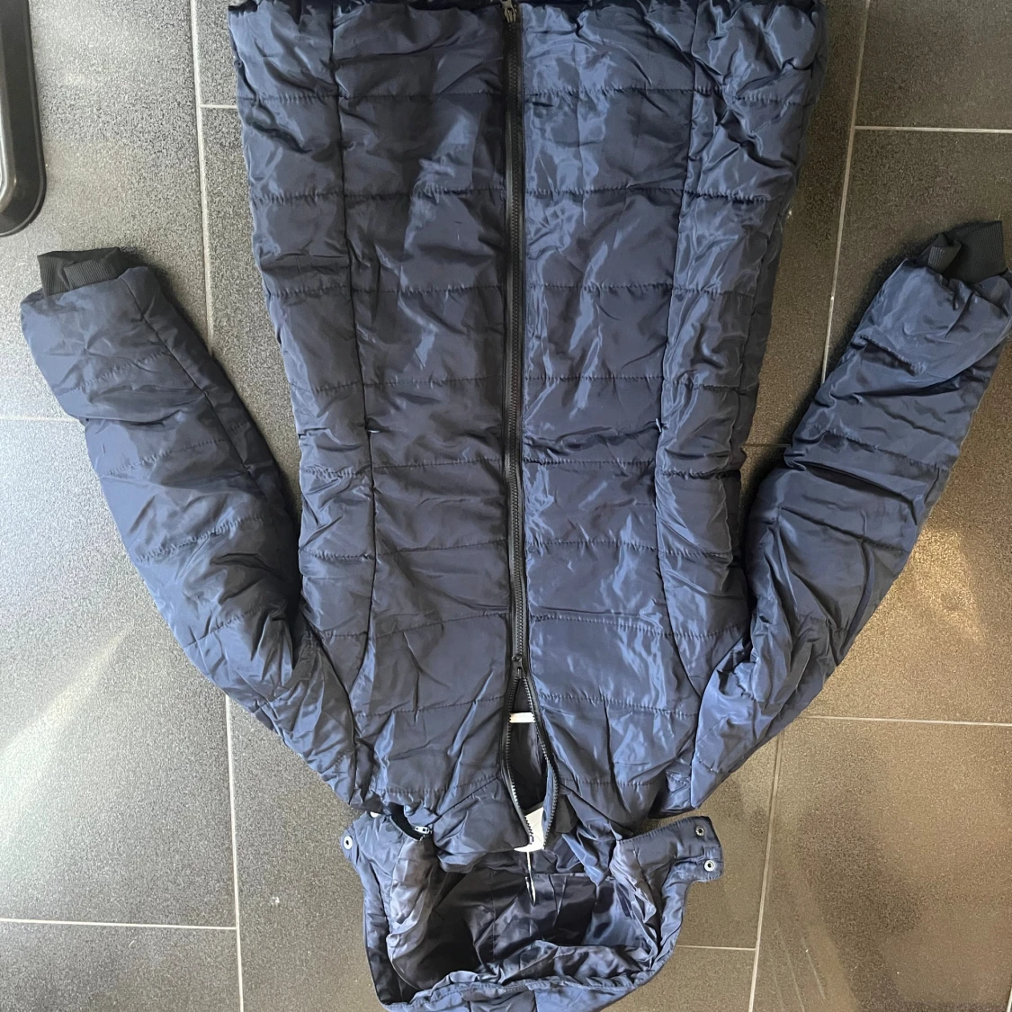 Mörkblå lång pufferjacka med huva - 1