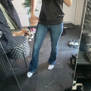 Blå bootcut jeans från ONLY, stl 32 - Säljer ett par snygga blå bootcut jeans från ONLY i storlek 32. Jeansen har klassisk femficksdesign, normal passform upptill och utsvängda ben. Tillverkade i mjukt denimtyg som sitter skönt och ger en tidlös look. Midwaist