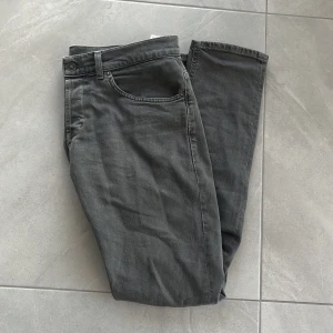 Gråa DonnDup George jeans - Tjena! Säljer nu ett par gråa jeans från dondup. Jeansen är i väldigt bra skick. De är snygga och i en mörkgråare färg.  Storlek: w34  Modell: George Skinny  Hör av er vid funderingar!
