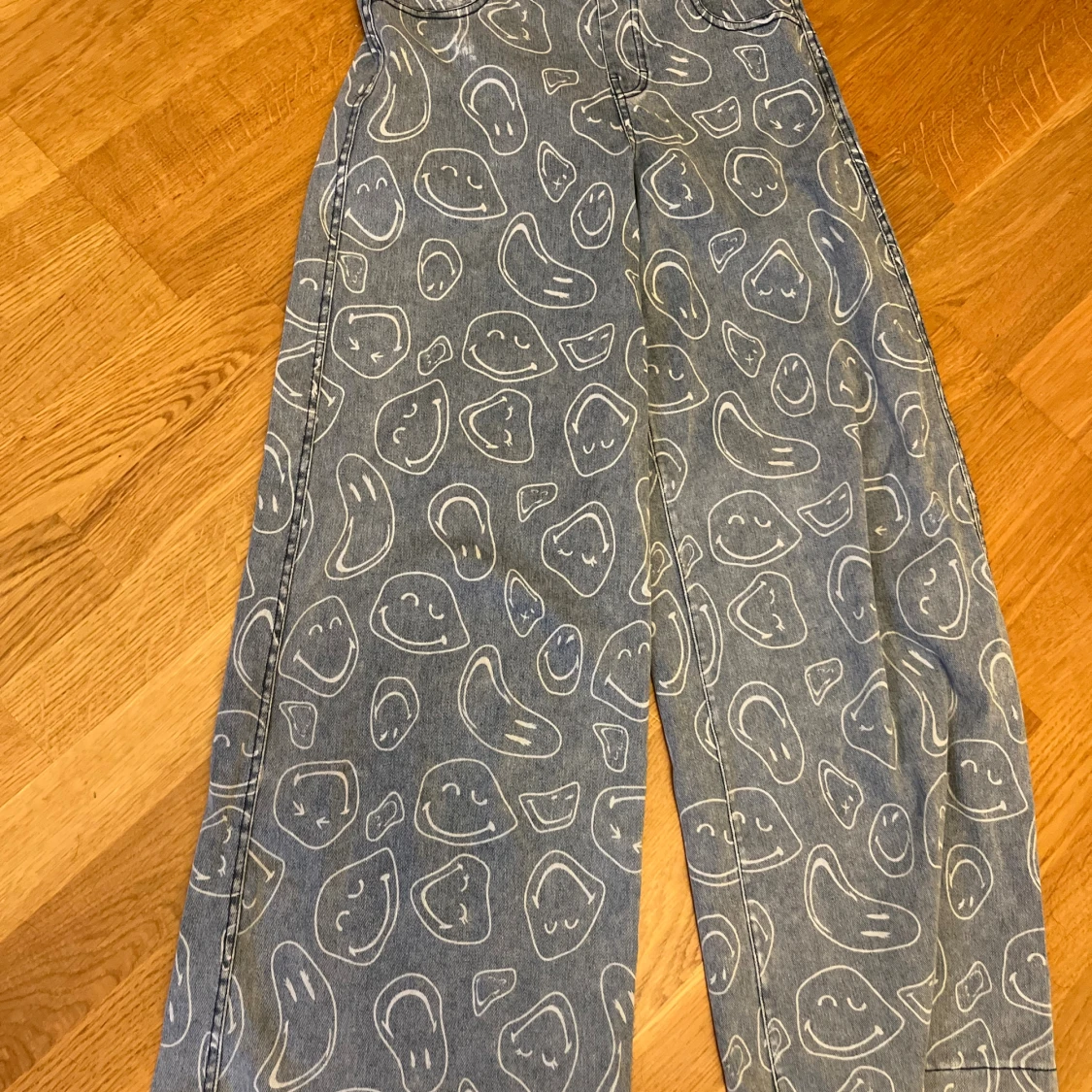 Blå jeans med smileymönster - 1