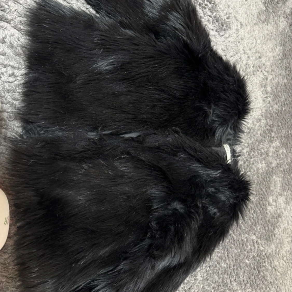 Svart pälsjacka med fluffig look - 2