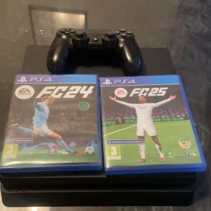 PlayStation 4 med FC24 & FC25 - Säljer en PlayStation 4 med en originalkontroll och två populära spel: EA Sports FC24 och FC25. Konsolen och kontrollen är i gott skick med mindre tecken på normalt bruk. Perfekt för fotbollsälskare och spelentusiaster!