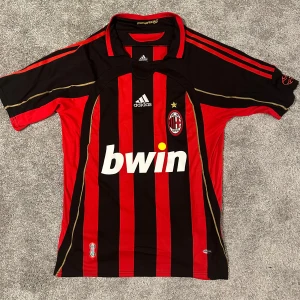 AC Milan 07/08 #3 Maldini - Säljer AC Milan hemmatröja från säsongen 07/08. På ryggen är det maldini med nummer 3. Tröjan är använd max 3 gånger och är i ny skick.