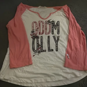 Oddmolly tröja - En söt tröja med armbågslånga ärmar. Snyggt tryck på fram och baksida