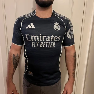 Real Madrid marinblå matchtröja  - Vid intresse kontakta primekits1 på Instagram DM, finns storlekar från S-XL.🏆                                            Instagram : primekits1