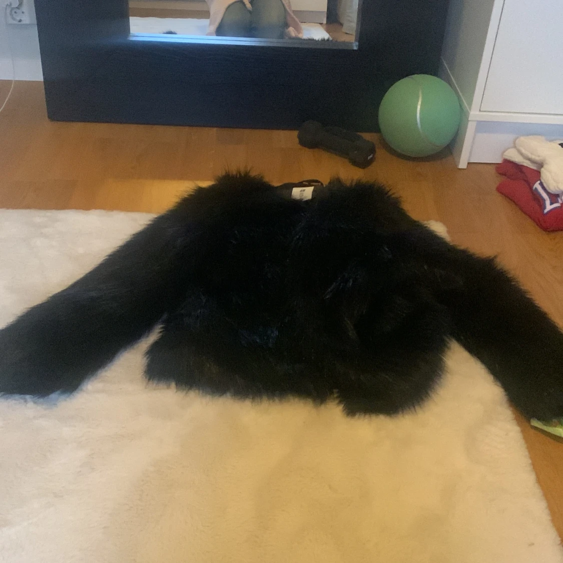 Svart pälsjacka med fluffig look