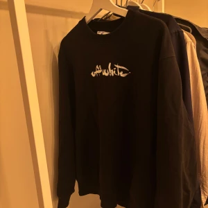 Svart Off-White sweatshirt  - Svart sweatshirt från Off-White i storlek M. Inte sprillans ny men kan garantera att den fortfarande är i ett bra skick! Hör av er i dm vid eventuella frågor. 