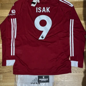 Liverpool Hemma 25/26 #Isak 9 Player Edition  - Hej Säljer en hely ny Liverpool hemma 25/26 tröja som öt långärmad som är player edition alltså kvalitet på denna är next level.