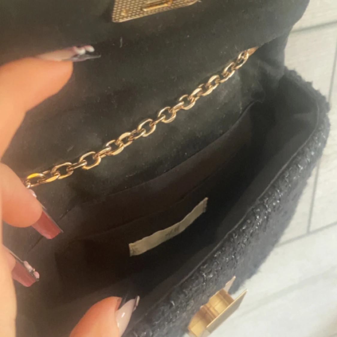 Svart axelväska med kedja och guldspänne - 2
