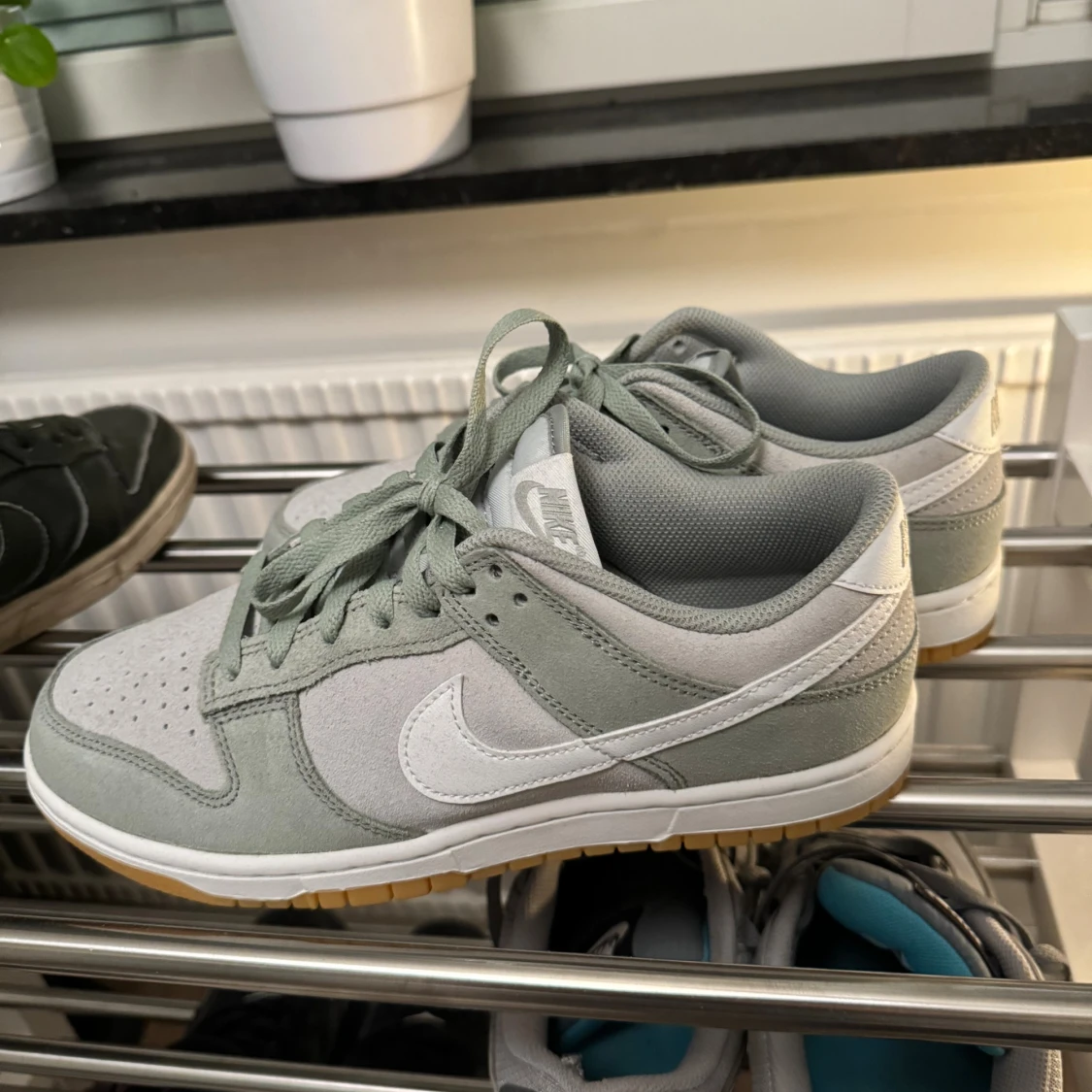 Nike Dunk Low i ljusgrå mocka - 1