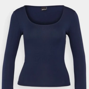 Mörkblå långärmad topp från Gina Tricot - Säljer en mörkblå långärmad topp från Gina Tricot med snygg, djup rundad urringning. Toppen sitter format enligt din kropp och har en enkel, stilren design som passar perfekt till jeans eller kjol. Tillverkad i mjuk bomullsmix för en bekväm känsla hela dagen. Verkligen så skön att ha på sig både i vardagen och med ett par mjukisbyxor i soffan.💙🍁